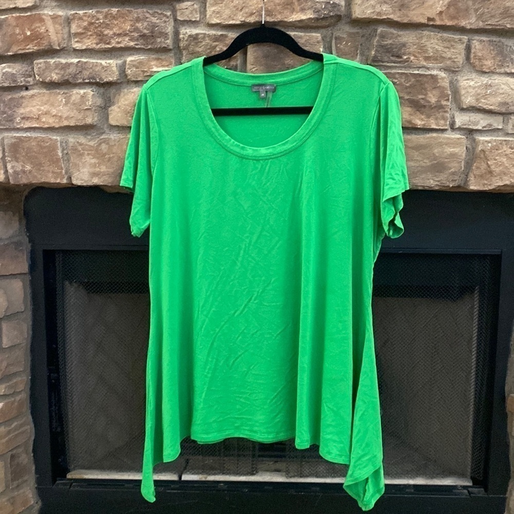 Vince Camuto emerald green shark bite T-shirt. Size 2X
